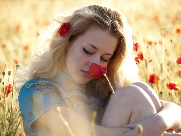 Poppy ile sarışın — Stok fotoğraf