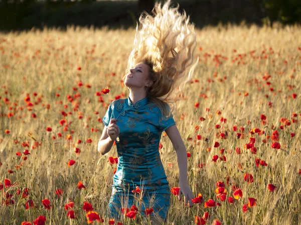 Blonde in poppy field — Stock Photo, Image