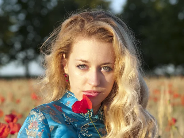 Blonde with poppy — Stockfoto