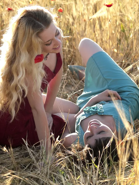 SIsters in field — Stock Photo, Image