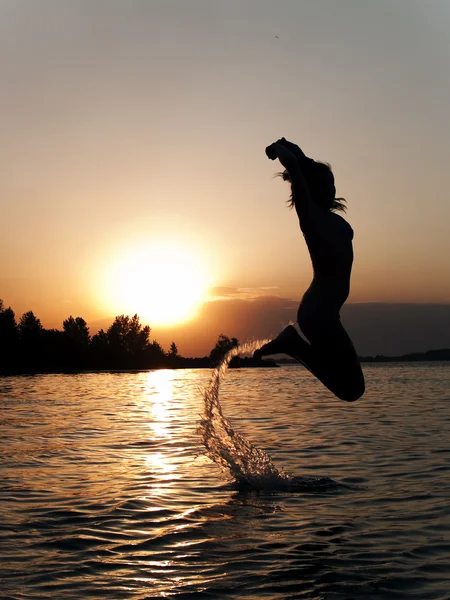 Saltar desde el agua — Foto de Stock