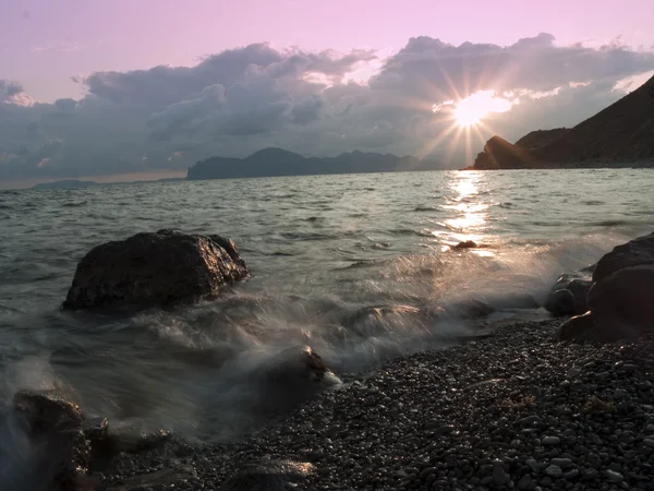 Auringonlasku meren rannalla — kuvapankkivalokuva