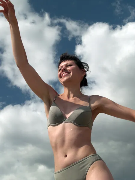 Topu düzenliyorsun Bikini kız — Stok fotoğraf