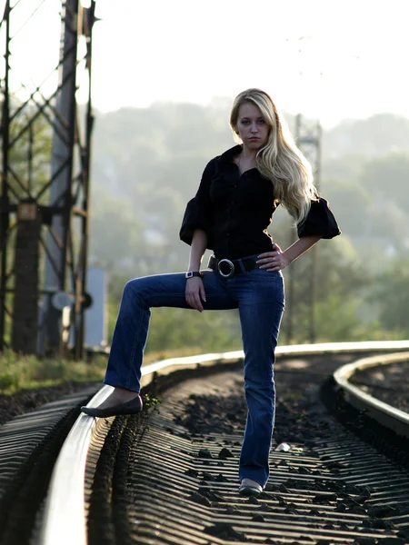 Jeune femme restant sur le chemin de fer — Photo