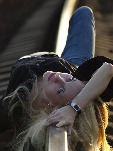 Молодая женщина лежит на рельсах — стоковое фото