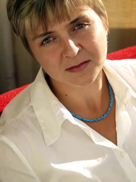 Jonge vrouw in blauwe halsketting — Stockfoto