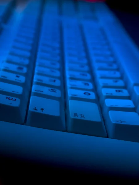 Голубая клавиатура — стоковое фото