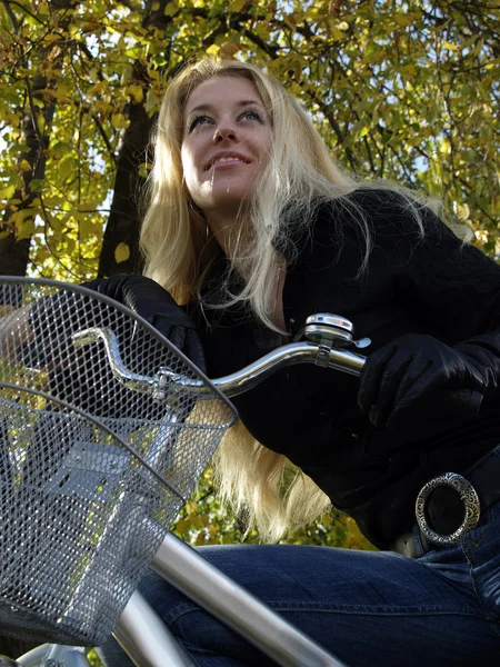 Jovem mulher em bicylce — Fotografia de Stock