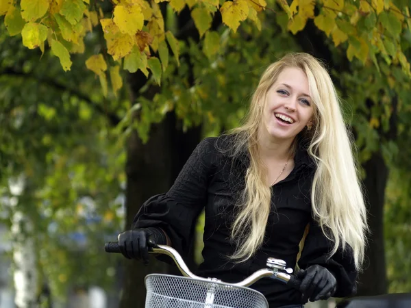 Fiatal nő a kerékpár — Stock Fotó
