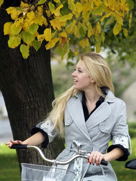 Jeune femme sur bicylce — Photo