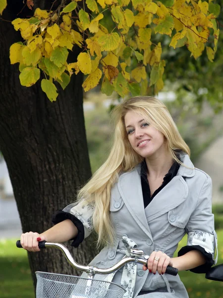 Νεαρή γυναίκα σε bicylce — Φωτογραφία Αρχείου