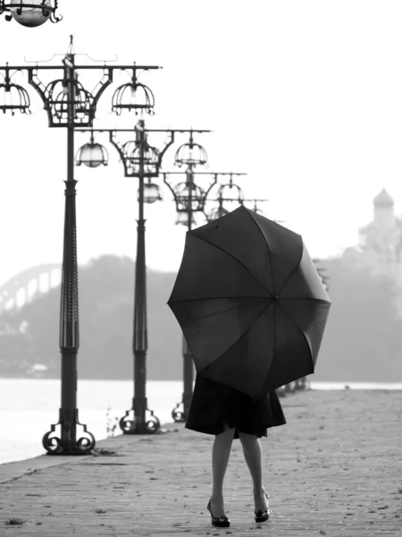 Ξανθιά με ομπρέλα στο χώρο περιπάτου — Φωτογραφία Αρχείου