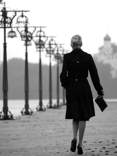 Piękna blondynka na promenadzie — Zdjęcie stockowe