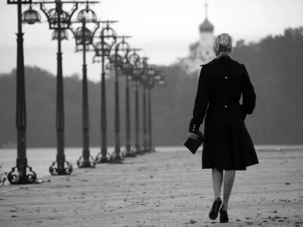 Schöne Blondine auf der Promenade — Stockfoto