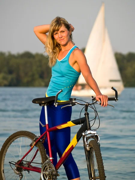 Θηλυκό ποδηλάτης θέτουν σε εξωτερικούς χώρους — Φωτογραφία Αρχείου