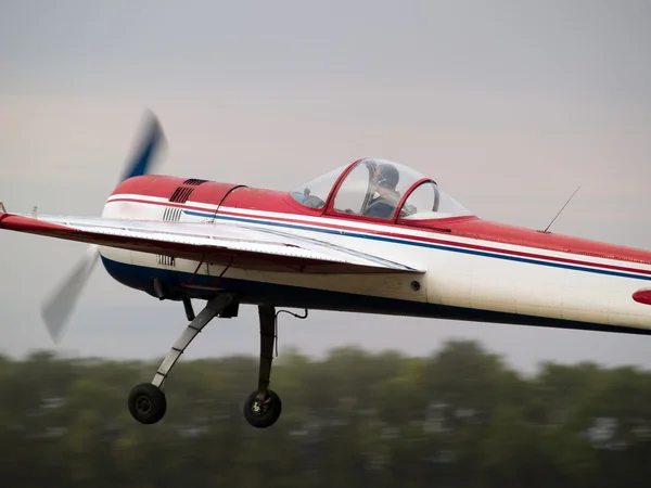 Akrobatické letadlo přistání — Stock fotografie