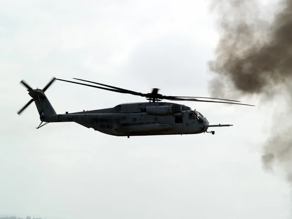 Бойовий вертоліт на битві — стокове фото