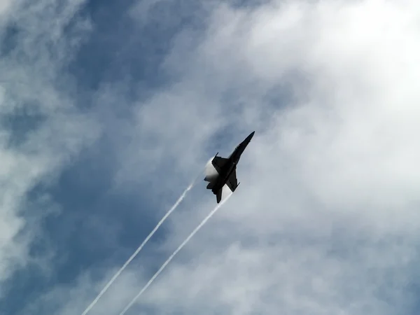 F 18 の急速な上昇 — ストック写真