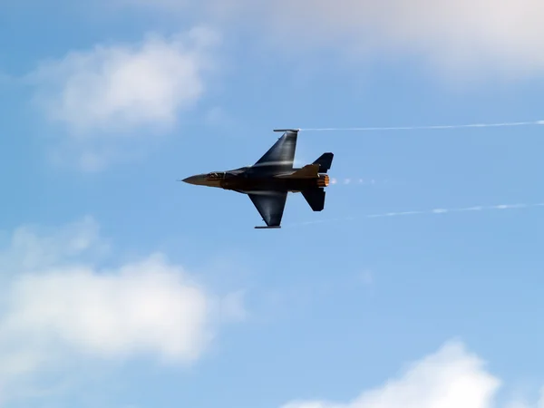 F-16 gira rapidamente — Fotografia de Stock