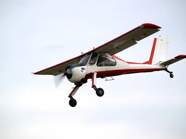Kleines Flugzeug auf Gleitflug Stockbild