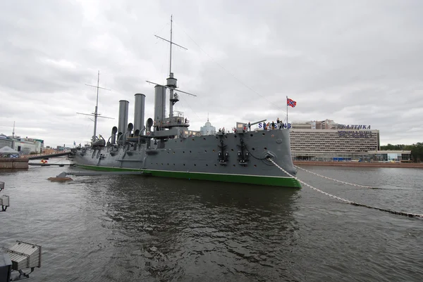 Bitevní loď v st petersburgサンクト ・ ペテルブルクの戦艦 — Stock fotografie