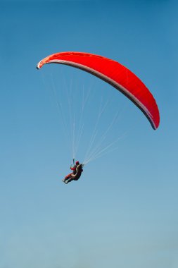 Mavi gökyüzünde uçan paraglider 