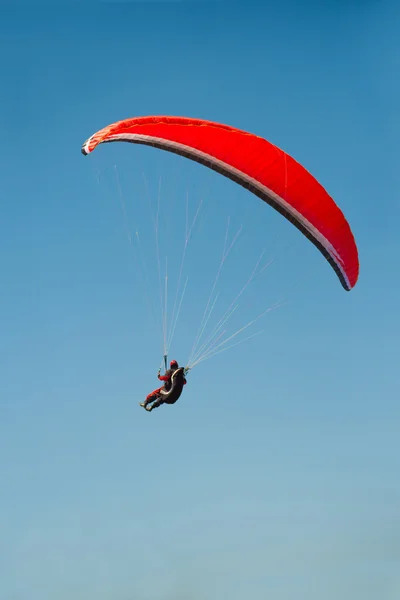 Paralotnia Lecąca Przed Błękitnym Niebem — Zdjęcie stockowe