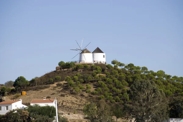 Velhos moinhos de vento na montanha de Espanha — Fotografia de Stock