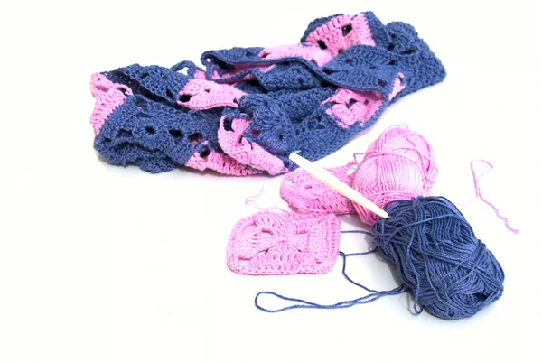 Lã e agulhas de tricô - isoladas — Fotografia de Stock