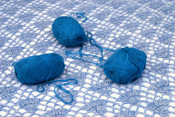 Lã e agulhas de tricô - isoladas — Fotografia de Stock