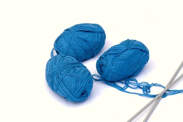 Laine et aiguilles à tricoter - isolées — Photo
