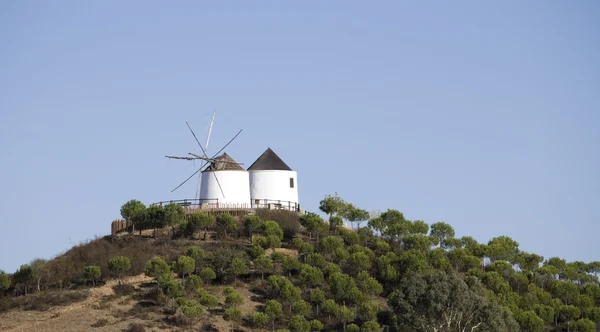 Velhos moinhos de vento na montanha de Espanha — Fotografia de Stock