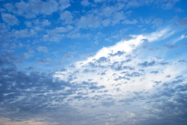 Niebo z chmur jest dobry bakground — Zdjęcie stockowe