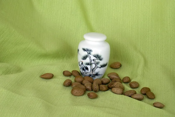 Scatola di porcellana con tè di porcellana con mandorla — Foto Stock