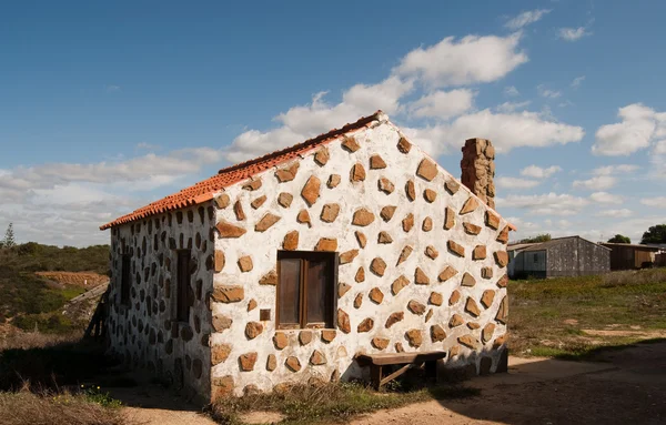 Witte huis in dorp — Stockfoto