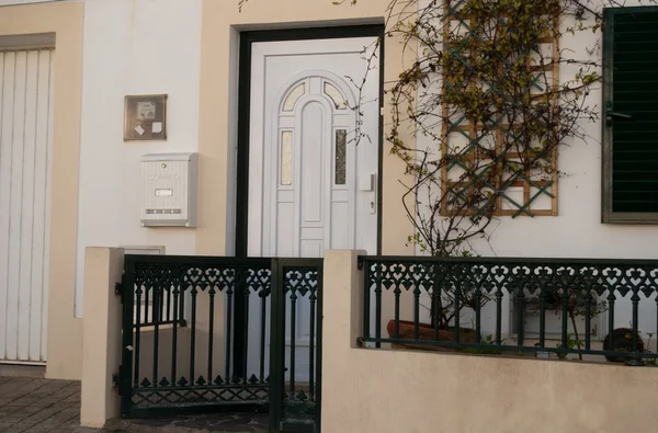 Белая дверь в дом — стоковое фото