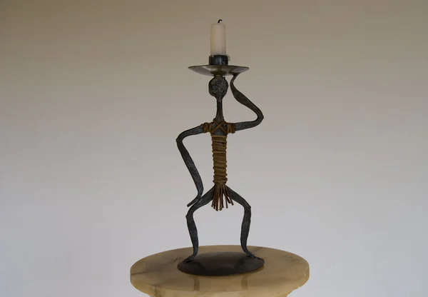 Den afrikanska metall ljusstaken med candl — Stockfoto
