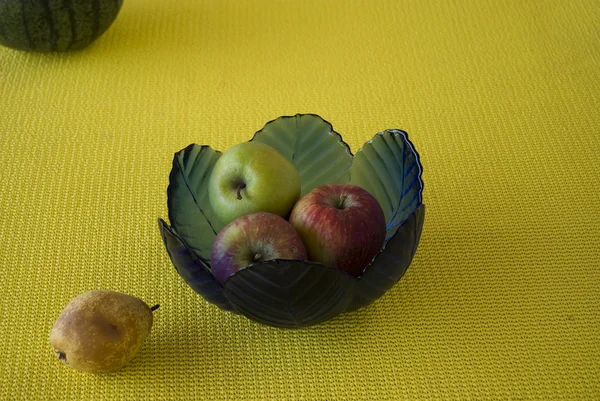 Grupa owoców w wazonie na żółty — Zdjęcie stockowe
