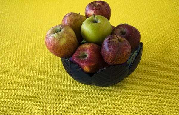 Grupo dos frutos em um vaso em amarelo — Fotografia de Stock