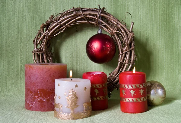 Рождественское оформление со свечами — стоковое фото