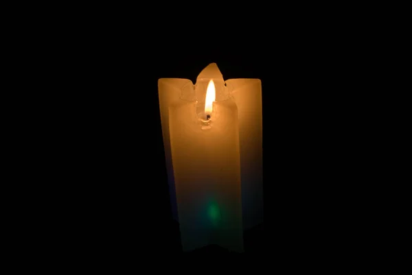 One candle on black — Stock Photo, Image