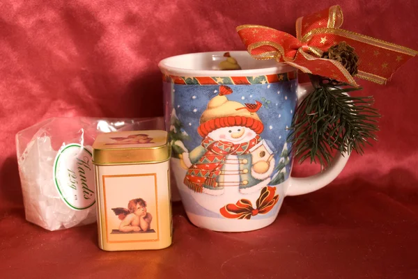 Copa de Navidad con dulces y caja de té —  Fotos de Stock