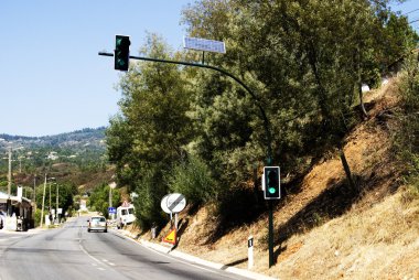 inci de yol semafor güneş enerjisi