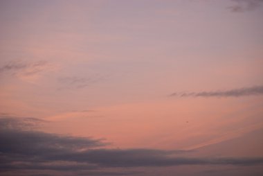 moon ile akşam gökyüzünde