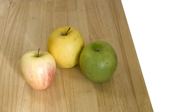 Яблоки на доске — стоковое фото