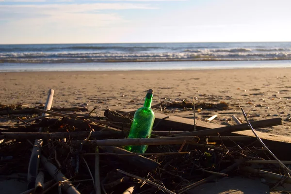 Botella en la playa — Foto de Stock