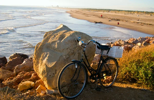 Bicicletta sulla spiaggia — Foto Stock