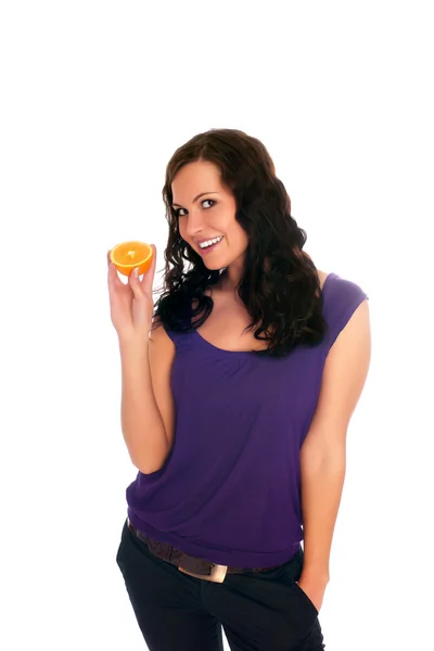 Vacker ung kvinna håller en orange. — Stockfoto