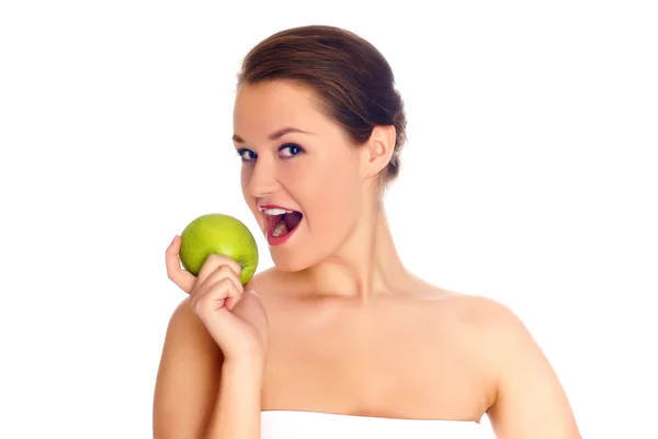 Jovem mulher comendo maçã e sorriso — Fotografia de Stock