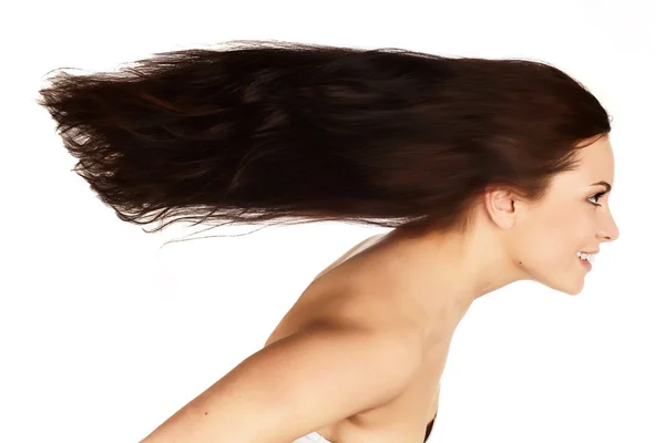 Schöne Brünette mit langen fliegenden Haaren — Stockfoto